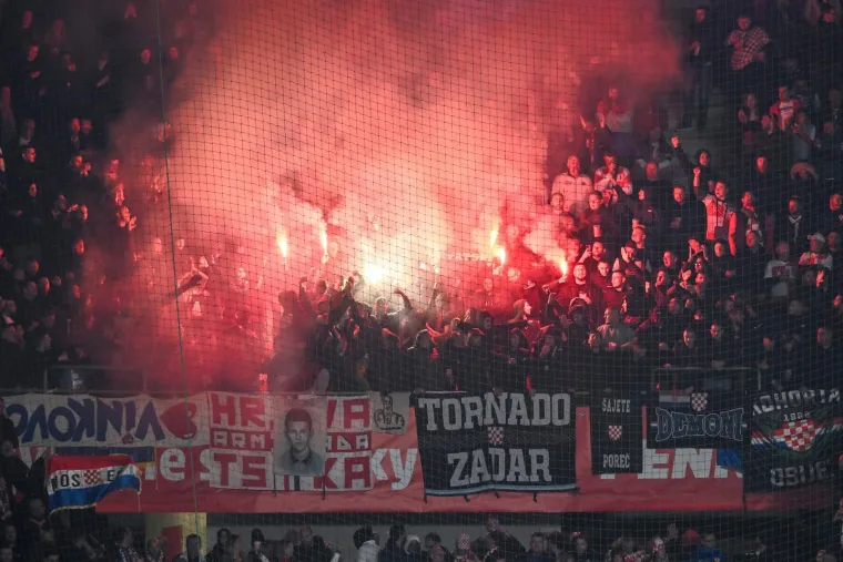 Brat uz brata: Pogledajte koje su hrvatske navijačke skupine 'zapalile' Prag