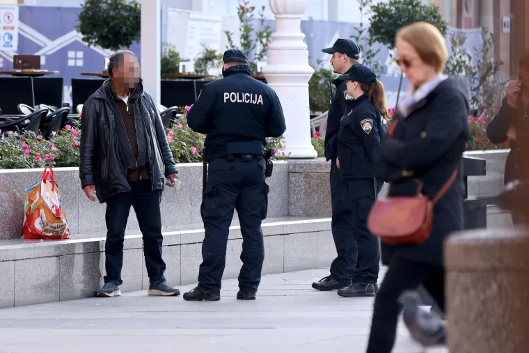 Ovaj muškarac dane provodi na glavnom trgu: Policajci su ga opkolili, evo što su otkrili