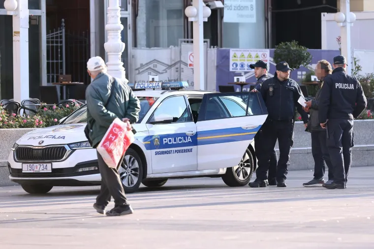 Ovaj muškarac dane provodi na glavnom trgu: Policajci su ga opkolili, evo što su otkrili