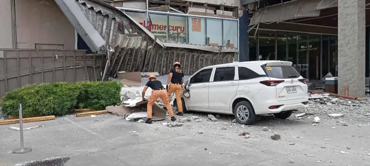 Uznemirujući prizori razornog potresa: Ima mrtvih, ranjene spa&scaron;avali na nosilima