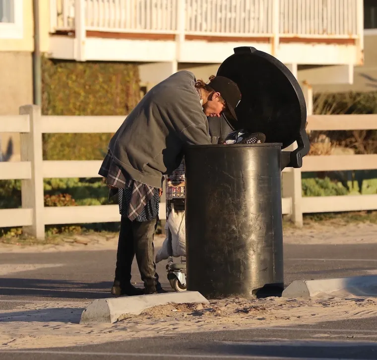 Od naslovnice do ulice: Nekada&scaron;nja ljepotica kopa po smeću, jede tuđe ostatke i hoda bosa