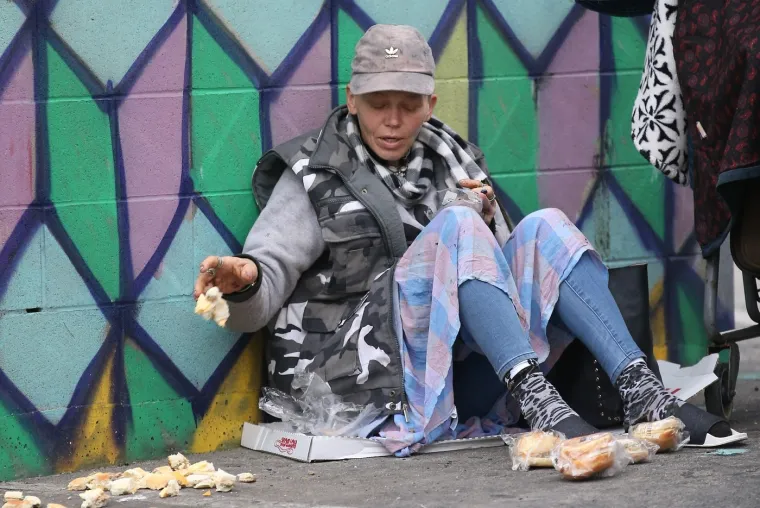 Od naslovnice do ulice: Nekada&scaron;nja ljepotica kopa po smeću, jede tuđe ostatke i hoda bosa