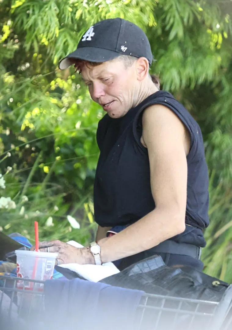 Od naslovnice do ulice: Nekada&scaron;nja ljepotica kopa po smeću, jede tuđe ostatke i hoda bosa