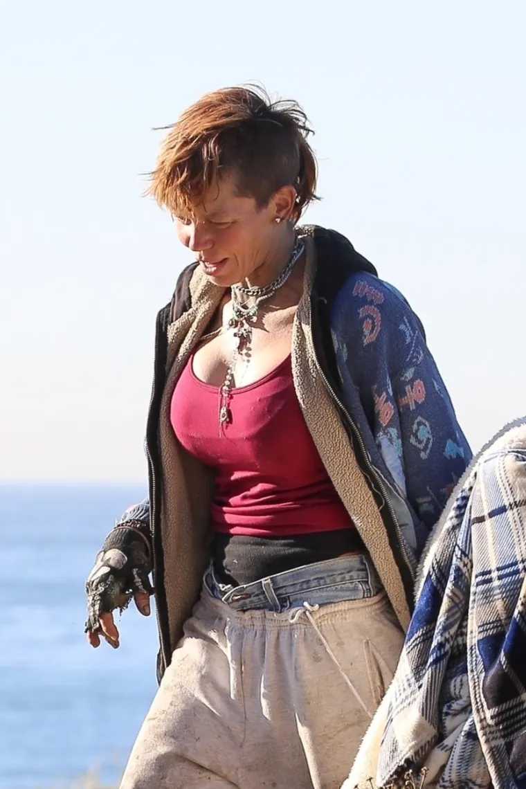 Od naslovnice do ulice: Nekada&scaron;nja ljepotica kopa po smeću, jede tuđe ostatke i hoda bosa