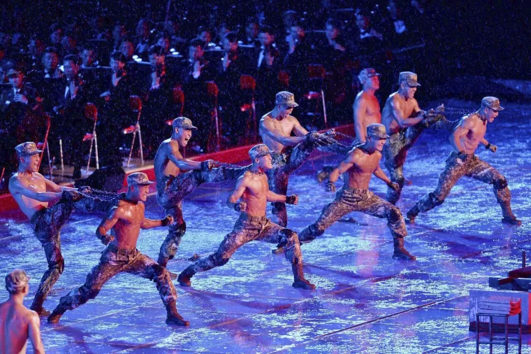 Oni su klicali dok je 'najmoćnije' oružje tutnjalo ulicama: Kim predstavio zastra&scaron;ujuću raketu