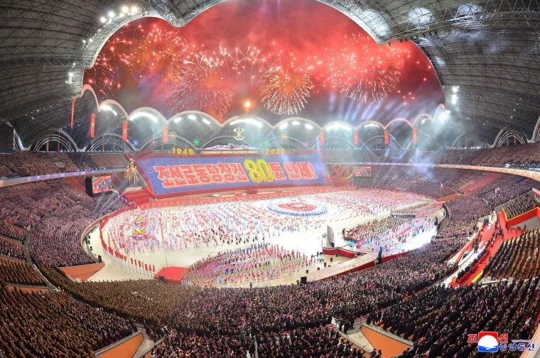 Oni su klicali dok je 'najmoćnije' oružje tutnjalo ulicama: Kim predstavio zastra&scaron;ujuću raketu