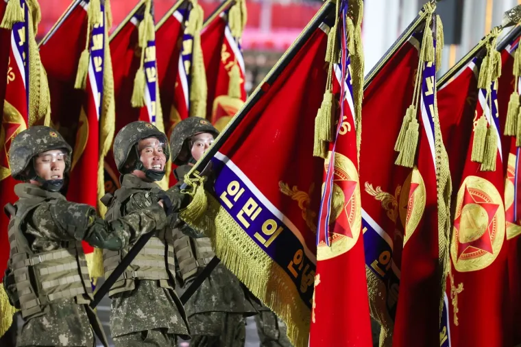 Oni su klicali dok je 'najmoćnije' oružje tutnjalo ulicama: Kim predstavio zastra&scaron;ujuću raketu