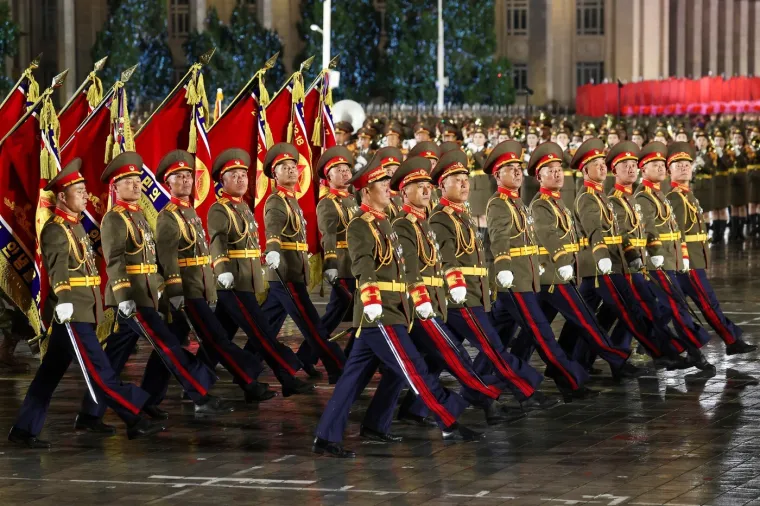 Oni su klicali dok je 'najmoćnije' oružje tutnjalo ulicama: Kim predstavio zastra&scaron;ujuću raketu