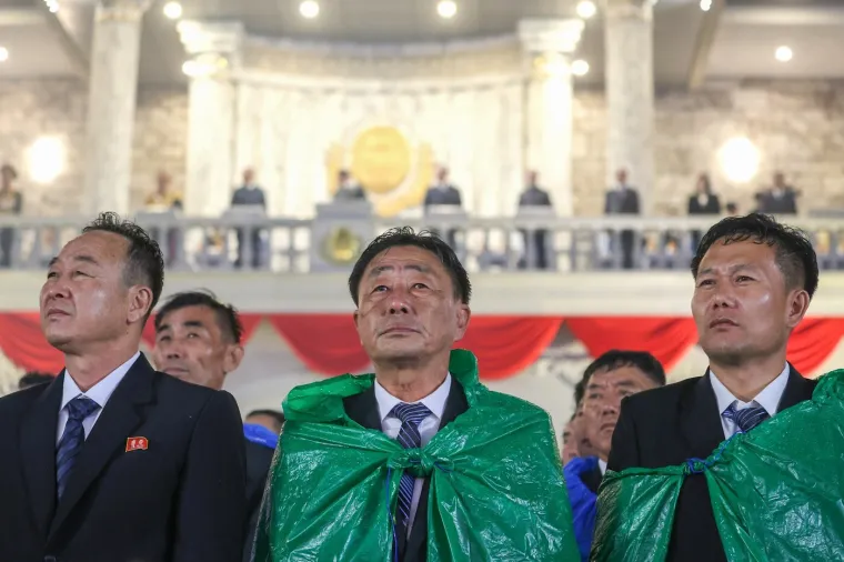 Oni su klicali dok je 'najmoćnije' oružje tutnjalo ulicama: Kim predstavio zastra&scaron;ujuću raketu