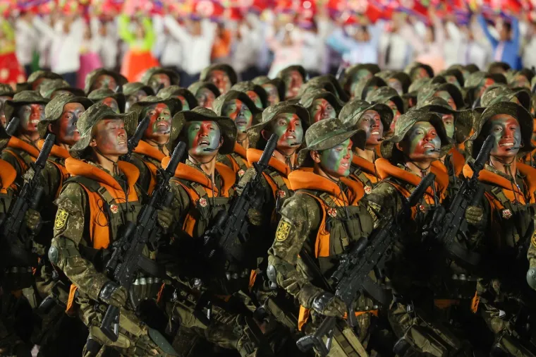 Oni su klicali dok je 'najmoćnije' oružje tutnjalo ulicama: Kim predstavio zastra&scaron;ujuću raketu