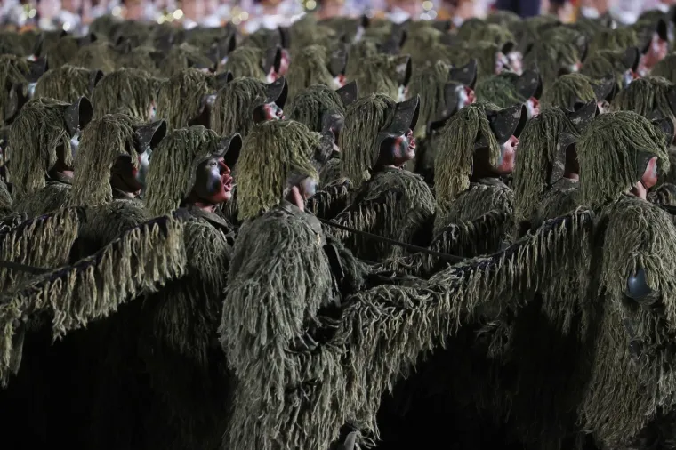 Oni su klicali dok je 'najmoćnije' oružje tutnjalo ulicama: Kim predstavio zastra&scaron;ujuću raketu