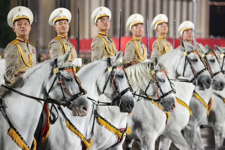 Oni su klicali dok je 'najmoćnije' oružje tutnjalo ulicama: Kim predstavio zastra&scaron;ujuću raketu