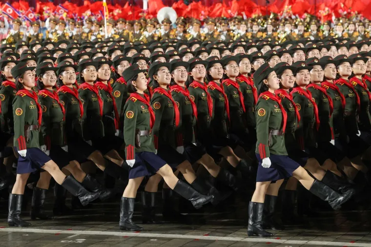 Oni su klicali dok je 'najmoćnije' oružje tutnjalo ulicama: Kim predstavio zastra&scaron;ujuću raketu