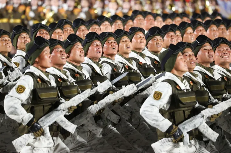 Oni su klicali dok je 'najmoćnije' oružje tutnjalo ulicama: Kim predstavio zastra&scaron;ujuću raketu