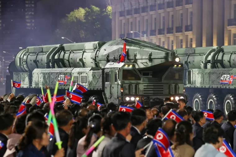 Oni su klicali dok je 'najmoćnije' oružje tutnjalo ulicama: Kim predstavio zastrašujuću raketu