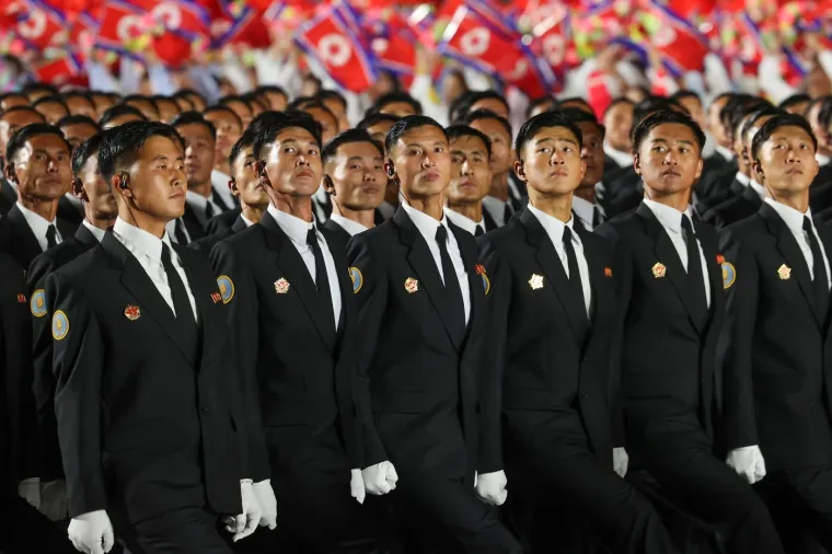 Oni su klicali dok je 'najmoćnije' oružje tutnjalo ulicama: Kim predstavio zastra&scaron;ujuću raketu