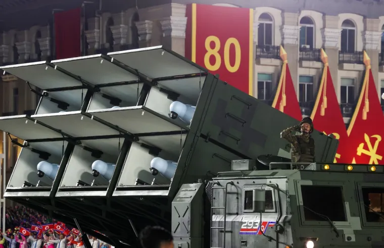 Oni su klicali dok je 'najmoćnije' oružje tutnjalo ulicama: Kim predstavio zastra&scaron;ujuću raketu