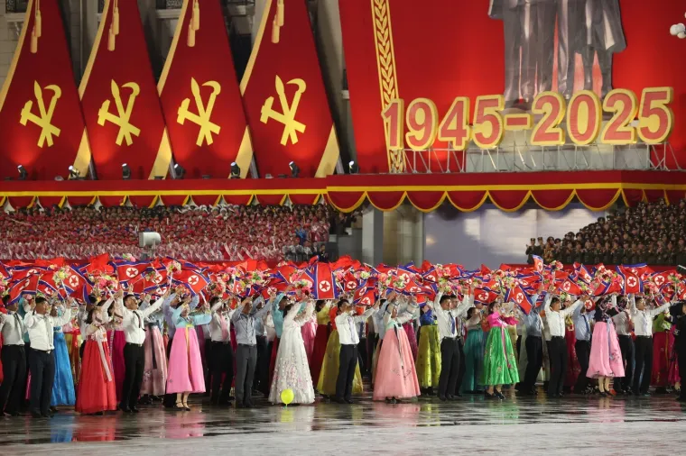 Oni su klicali dok je 'najmoćnije' oružje tutnjalo ulicama: Kim predstavio zastrašujuću raketu