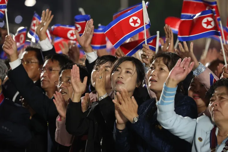 Oni su klicali dok je 'najmoćnije' oružje tutnjalo ulicama: Kim predstavio zastra&scaron;ujuću raketu