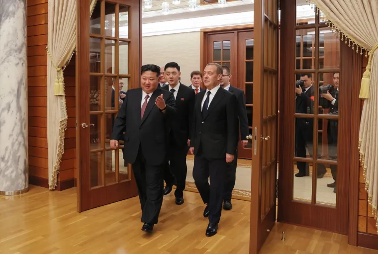 Oni su klicali dok je 'najmoćnije' oružje tutnjalo ulicama: Kim predstavio zastra&scaron;ujuću raketu