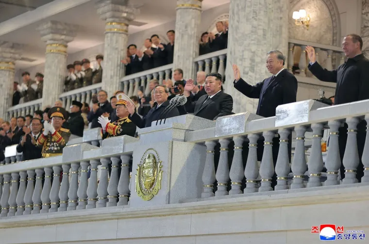 Oni su klicali dok je 'najmoćnije' oružje tutnjalo ulicama: Kim predstavio zastra&scaron;ujuću raketu