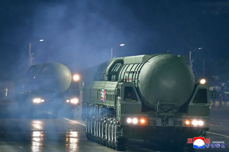 Oni su klicali dok je 'najmoćnije' oružje tutnjalo ulicama: Kim predstavio zastra&scaron;ujuću raketu