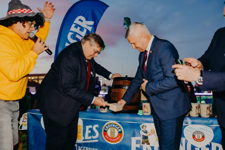 Mate Bulić zapjevao na Oktobeer festu, a ove djevojke ukrale show: Nema tko ih nije gledao