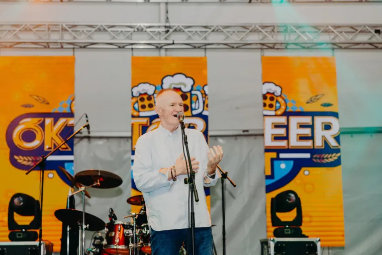 Mate Bulić zapjevao na Oktobeer festu, a ove djevojke ukrale show: Nema tko ih nije gledao