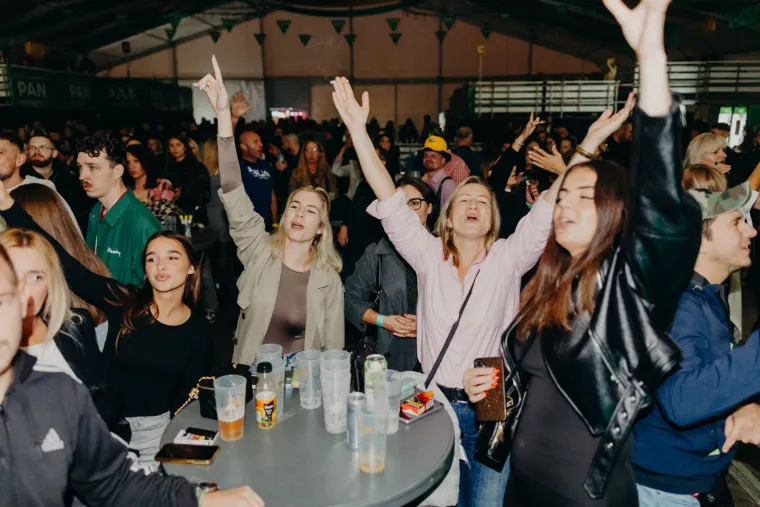 Mate Bulić zapjevao na Oktobeer festu, a ove djevojke ukrale show: Nema tko ih nije gledao