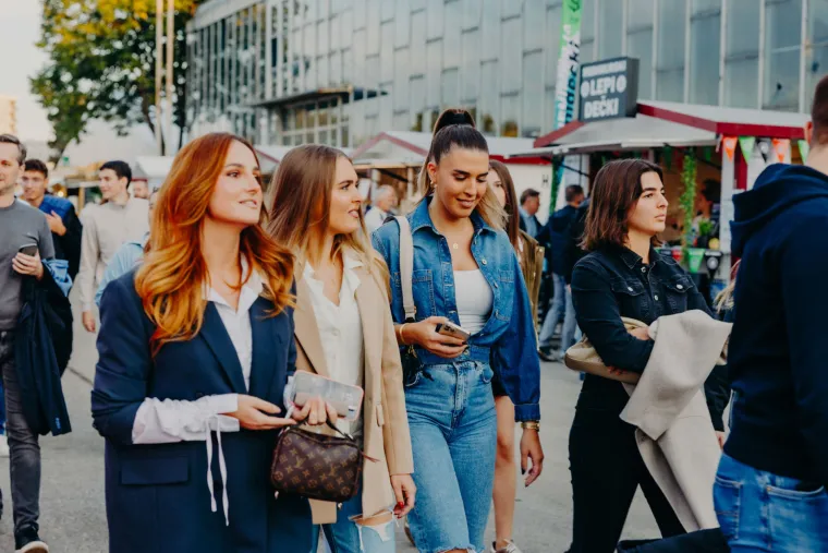 Mate Bulić zapjevao na Oktobeer festu, a ove djevojke ukrale show: Nema tko ih nije gledao