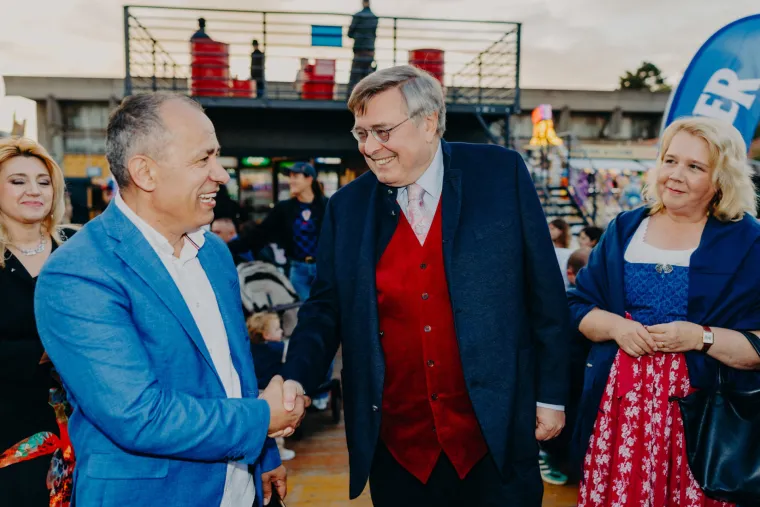 Mate Bulić zapjevao na Oktobeer festu, a ove djevojke ukrale show: Nema tko ih nije gledao