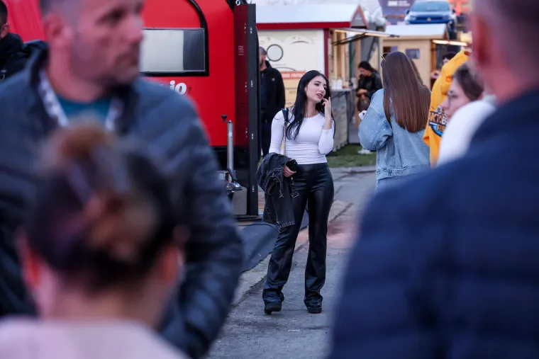 Mate Bulić zapjevao na Oktobeer festu, a ove djevojke ukrale show: Nema tko ih nije gledao