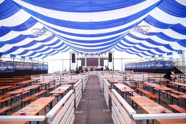 Mate Bulić zapjevao na Oktobeer festu, a ove djevojke ukrale show: Nema tko ih nije gledao