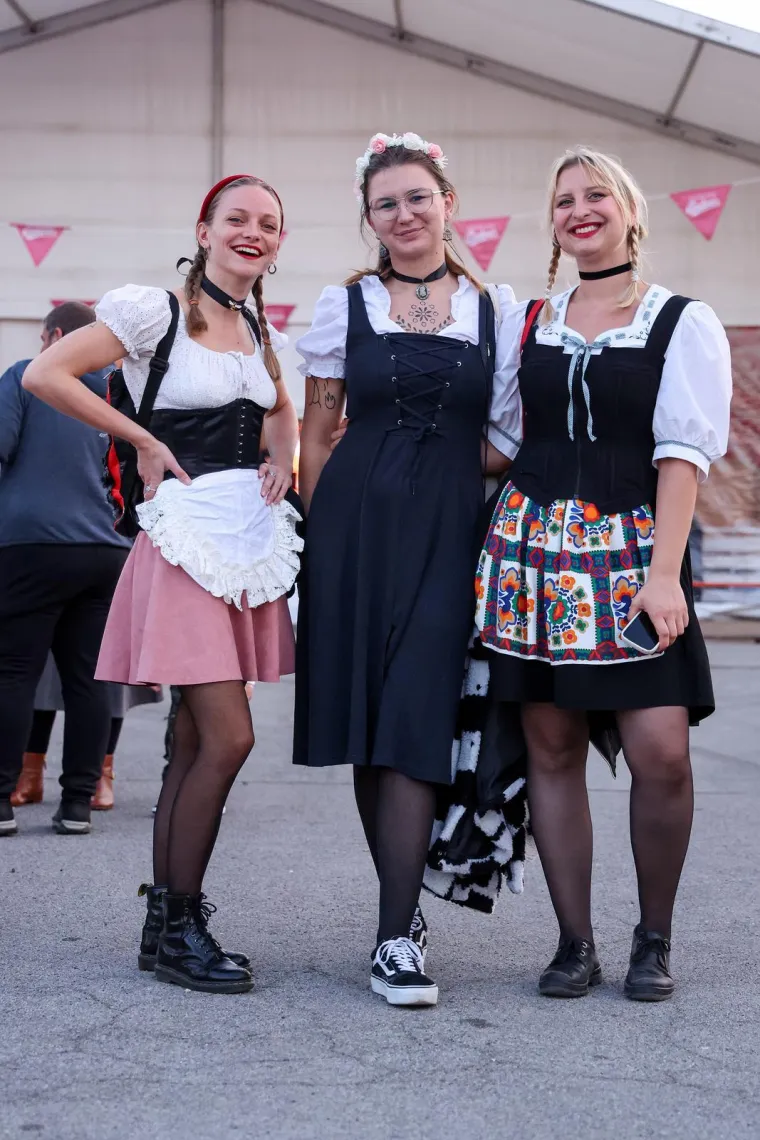 Mate Bulić zapjevao na Oktobeer festu, a ove djevojke ukrale show: Nema tko ih nije gledao