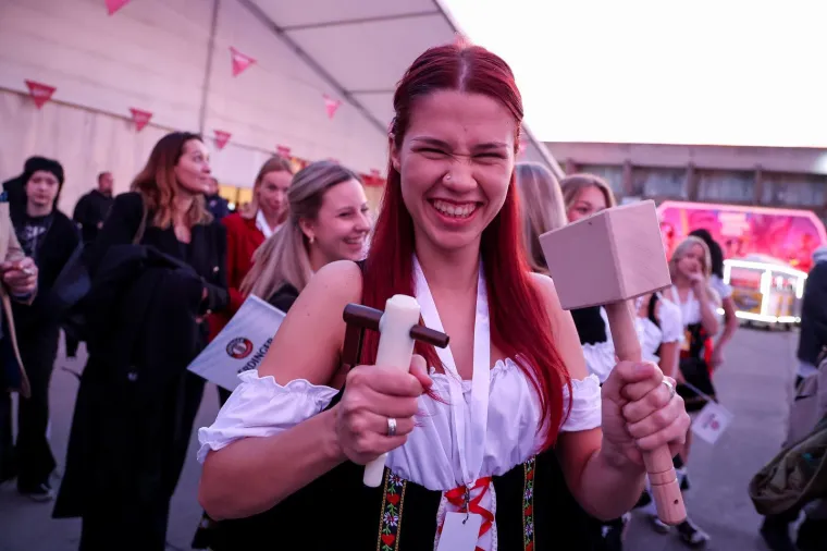 Mate Bulić zapjevao na Oktobeer festu, a ove djevojke ukrale show: Nema tko ih nije gledao