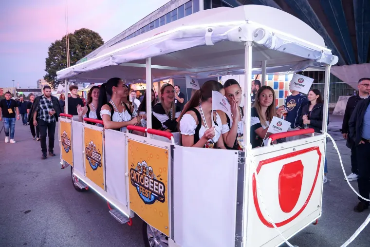 Mate Bulić zapjevao na Oktobeer festu, a ove djevojke ukrale show: Nema tko ih nije gledao