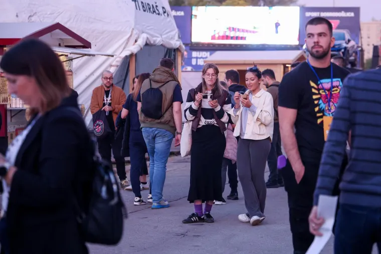 Mate Bulić zapjevao na Oktobeer festu, a ove djevojke ukrale show: Nema tko ih nije gledao