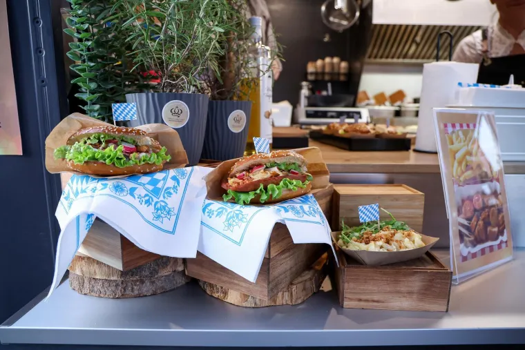 Mate Bulić zapjevao na Oktobeer festu, a ove djevojke ukrale show: Nema tko ih nije gledao