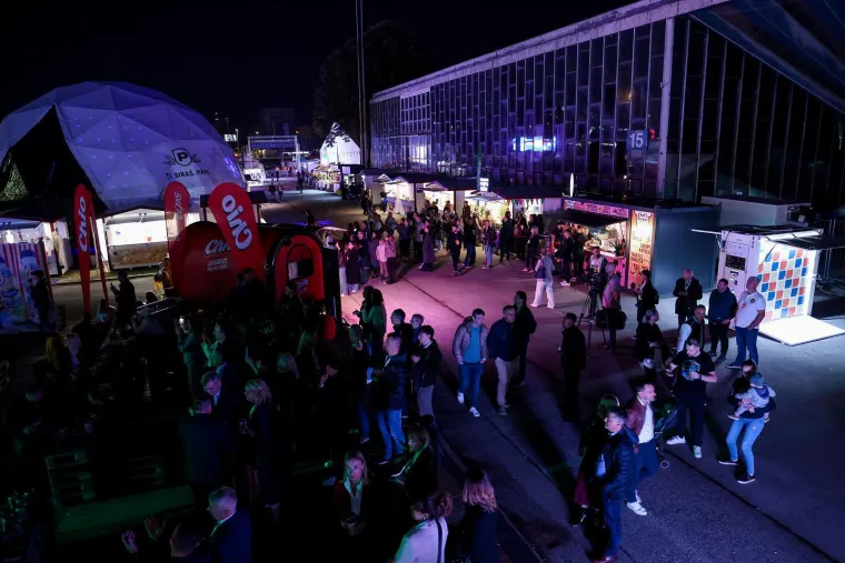 Mate Bulić zapjevao na Oktobeer festu, a ove djevojke ukrale show: Nema tko ih nije gledao