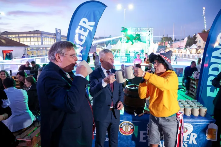 Mate Bulić zapjevao na Oktobeer festu, a ove djevojke ukrale show: Nema tko ih nije gledao