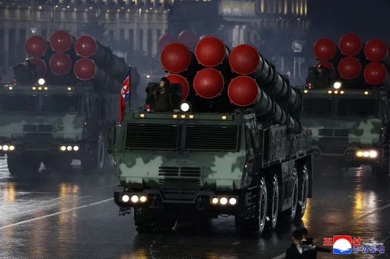 Oni su klicali dok je 'najmoćnije' oružje tutnjalo ulicama: Kim predstavio zastra&scaron;ujuću raketu