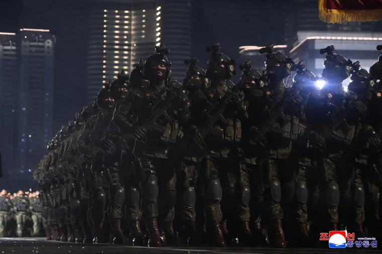 Oni su klicali dok je 'najmoćnije' oružje tutnjalo ulicama: Kim predstavio zastra&scaron;ujuću raketu