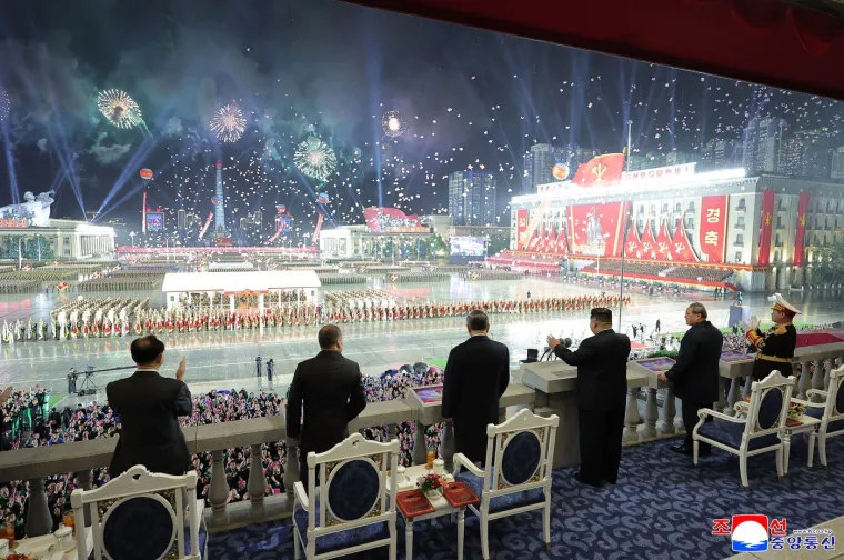 Oni su klicali dok je 'najmoćnije' oružje tutnjalo ulicama: Kim predstavio zastrašujuću raketu