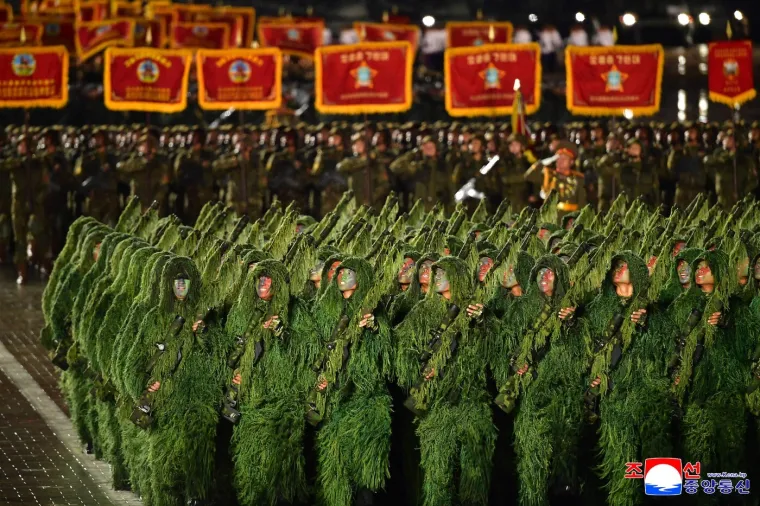 Oni su klicali dok je 'najmoćnije' oružje tutnjalo ulicama: Kim predstavio zastra&scaron;ujuću raketu