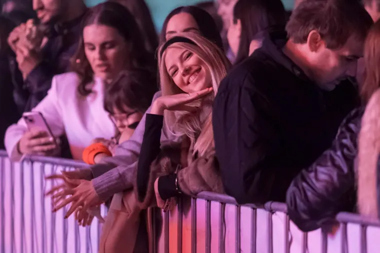 Jelena Rozga u pripijenoj haljini napravila dernek: Dočekali je ovacijama, mahalo se poklonima