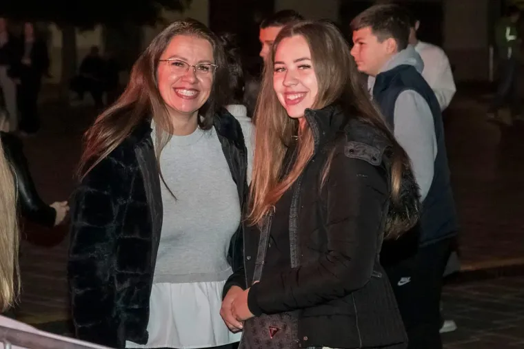 Jelena Rozga u pripijenoj haljini napravila dernek: Dočekali je ovacijama, mahalo se poklonima