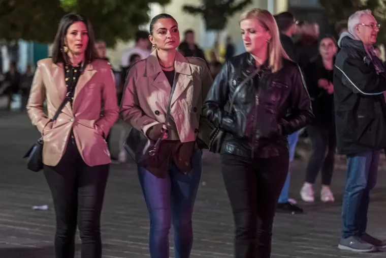 Jelena Rozga u pripijenoj haljini napravila dernek: Dočekali je ovacijama, mahalo se poklonima