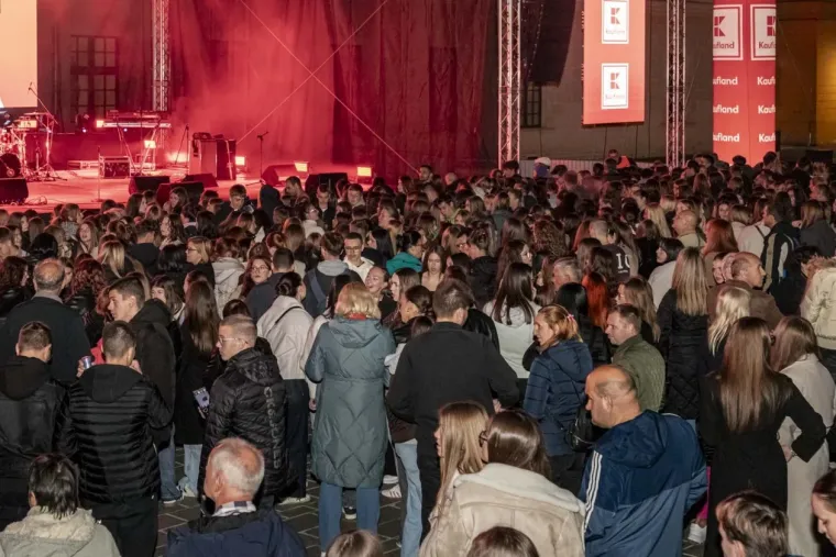 Jelena Rozga u pripijenoj haljini napravila dernek: Dočekali je ovacijama, mahalo se poklonima