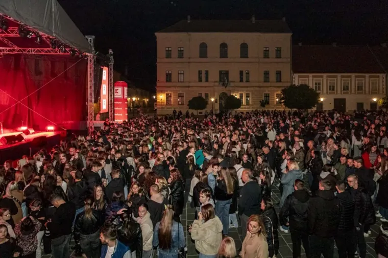 Jelena Rozga u pripijenoj haljini napravila dernek: Dočekali je ovacijama, mahalo se poklonima