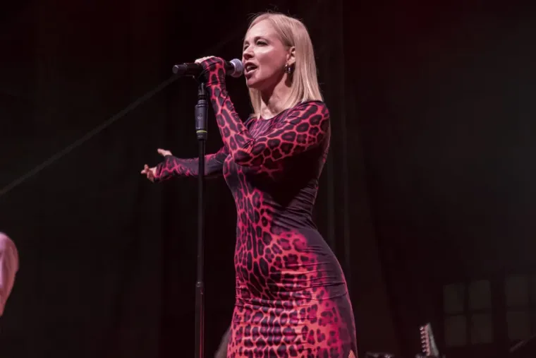 Jelena Rozga u pripijenoj haljini napravila dernek: Dočekali je ovacijama, mahalo se poklonima